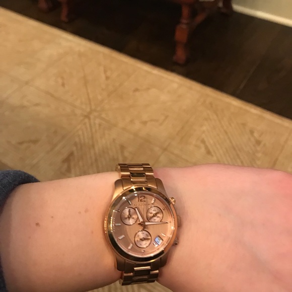 Michael Kors gold watch - Picture 6 of 7